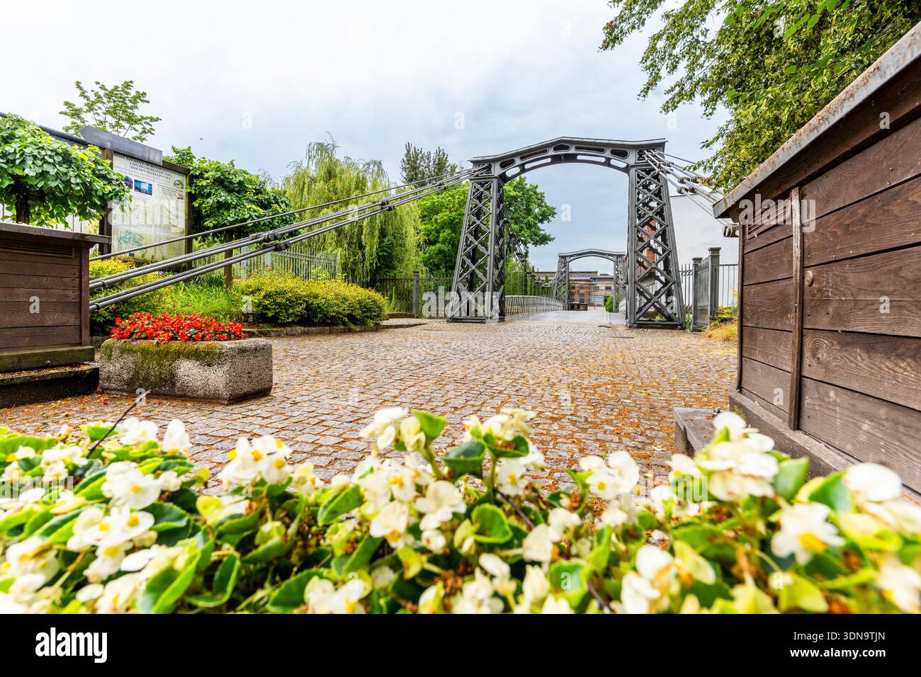 Pont suspendu historique à Ozimek, en Pologne, entouré de paysages naturels, idéal pour les voyages et les thèmes de l'architecture. Banque D'Images