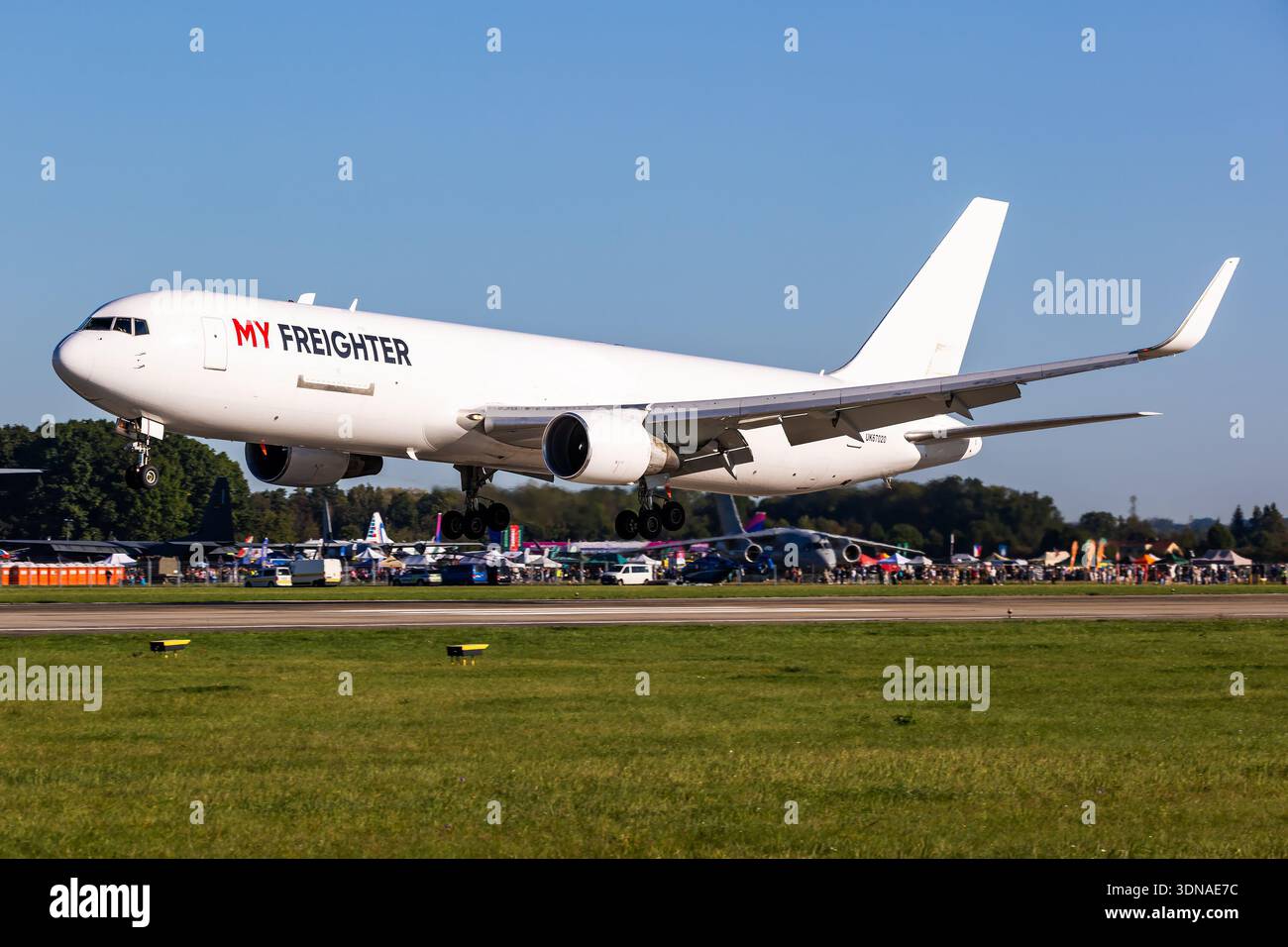 Mon cargo Boeing 767-300F enregistrement UK-67020 atterrissage à l'aéroport d'Ostrava Leoš Janáček (OSR / LKMT), République tchèque, 2025 Banque D'Images