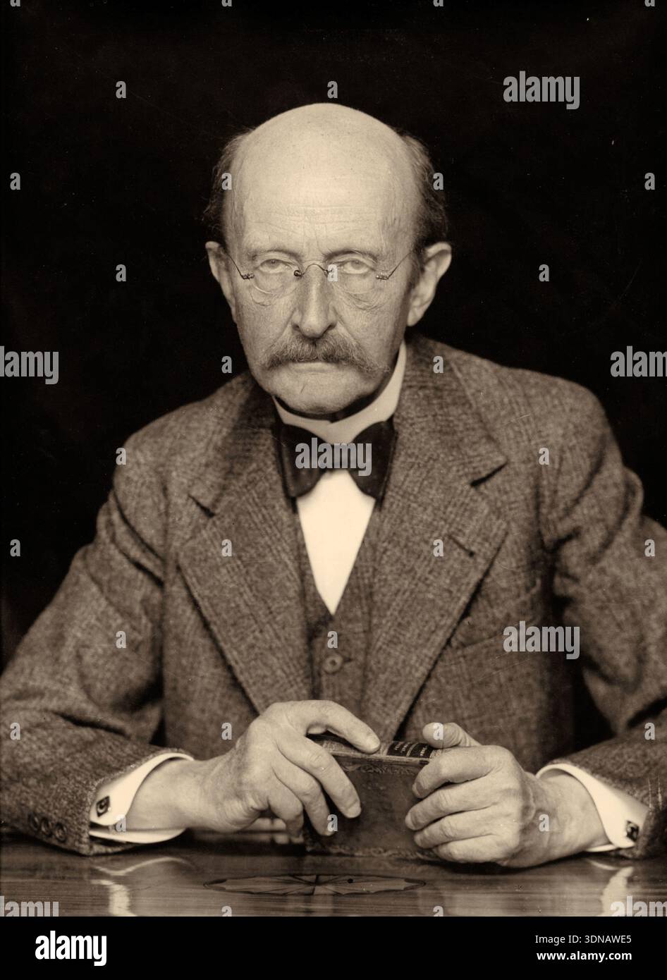 Max Planck, physicien théorique allemand, 1938-- par Hugo Erfurth photographe allemand. Archive Portrait photographie circa 1920 Banque D'Images