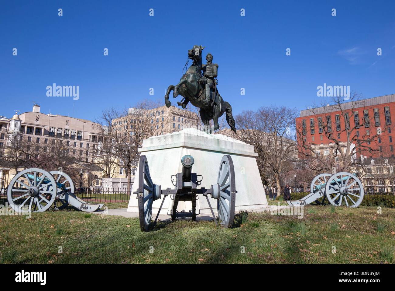 Statue équestre du président Andrew Jackson avec des canons historiques à Lafayette Square, Washington, D.C. Banque D'Images