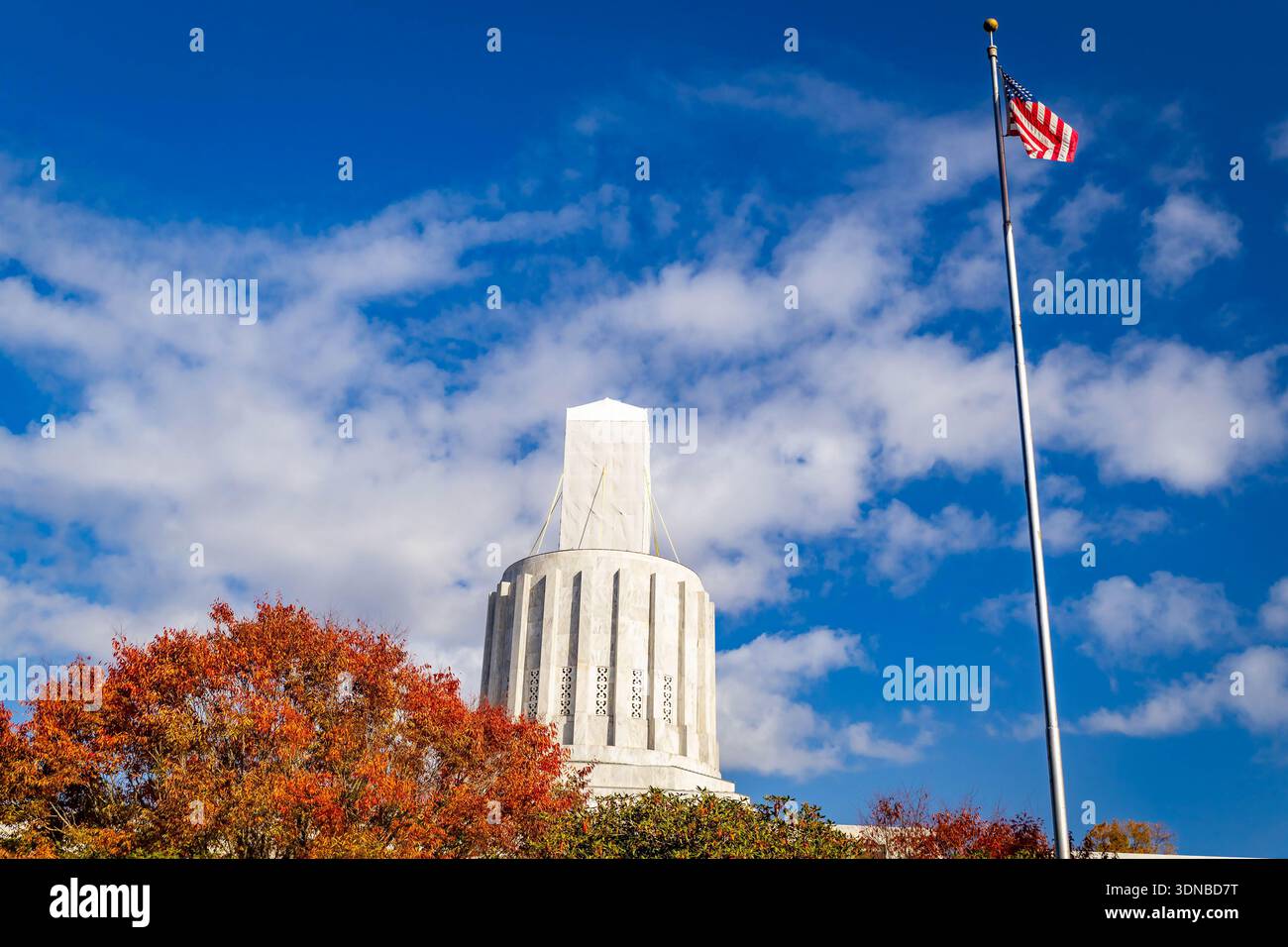 Le bâtiment du Capitole de l'État de l'Oregon se trouve bien en vue sous un ciel clair et lumineux à Salem Banque D'Images