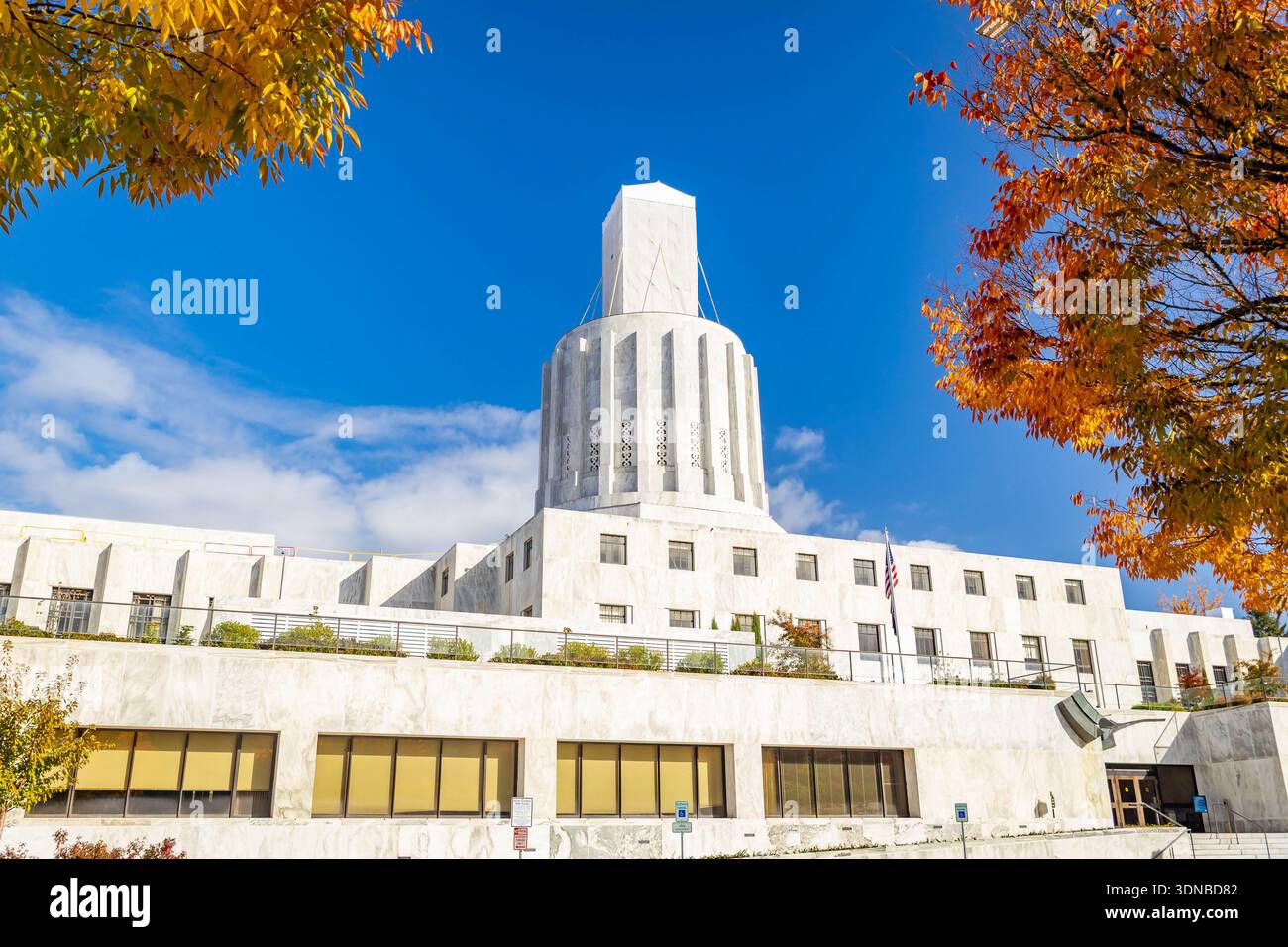 Le bâtiment du Capitole de l'État de l'Oregon se trouve bien en vue sous un ciel clair et lumineux à Salem Banque D'Images