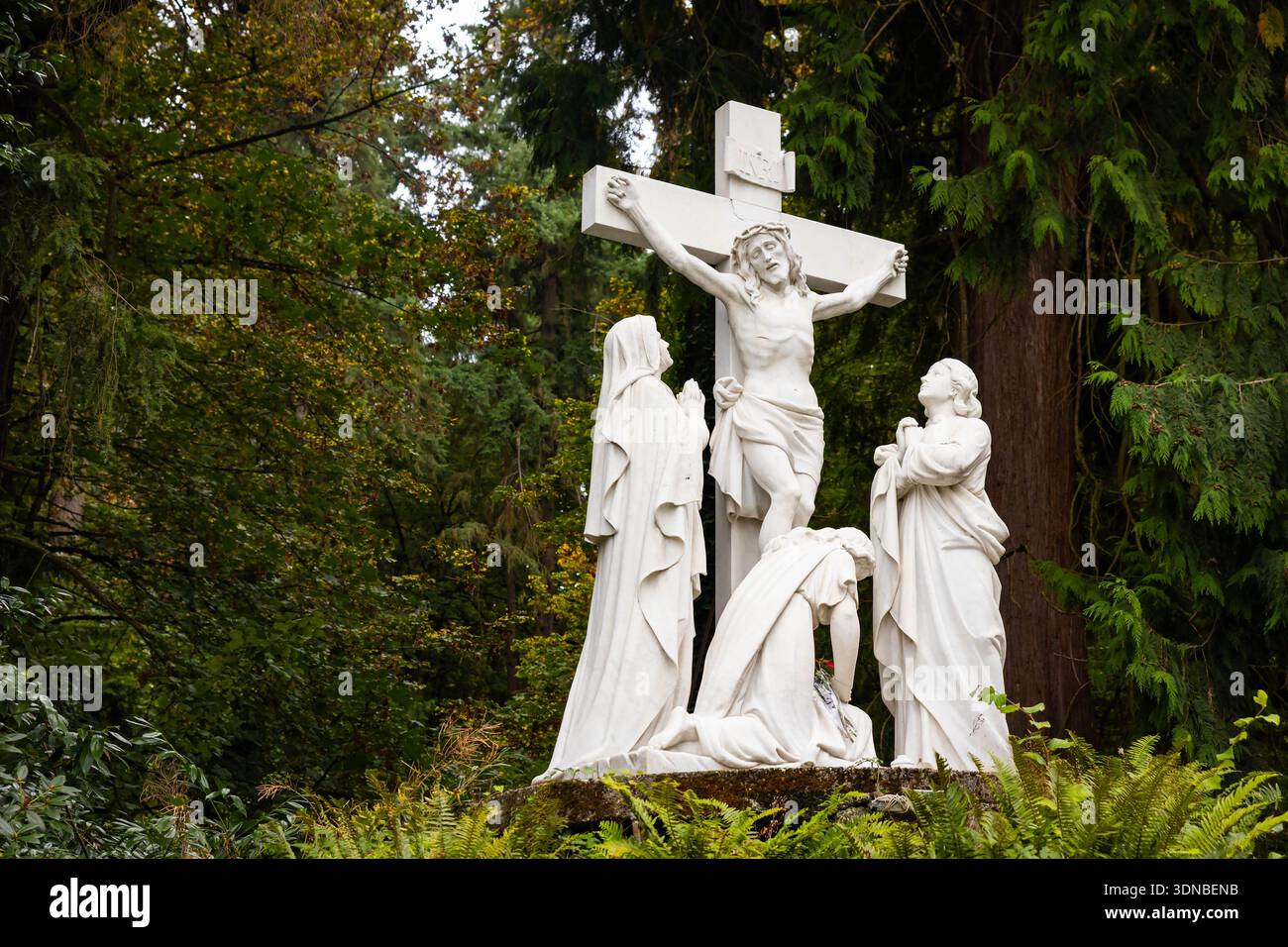 Portland, OREGON, États-Unis - 08 octobre 2025 : des sculptures de Jésus et de divers saints sont exposées dans l'environnement paisible et sacré de la Grotte Natio Banque D'Images