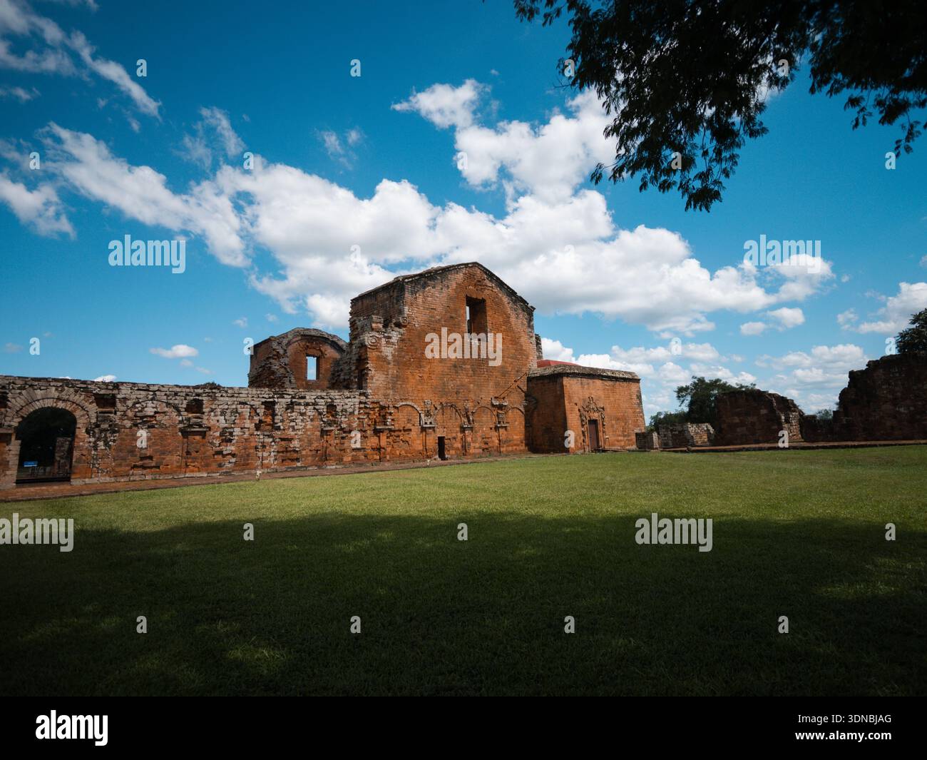 Vue panoramique des ruines antiques dans un espace ouvert avec de l'herbe au premier plan et le ciel bleu avec des nuages volumineux. Idéal pour le tourisme, l'histoire, l'héritage Banque D'Images