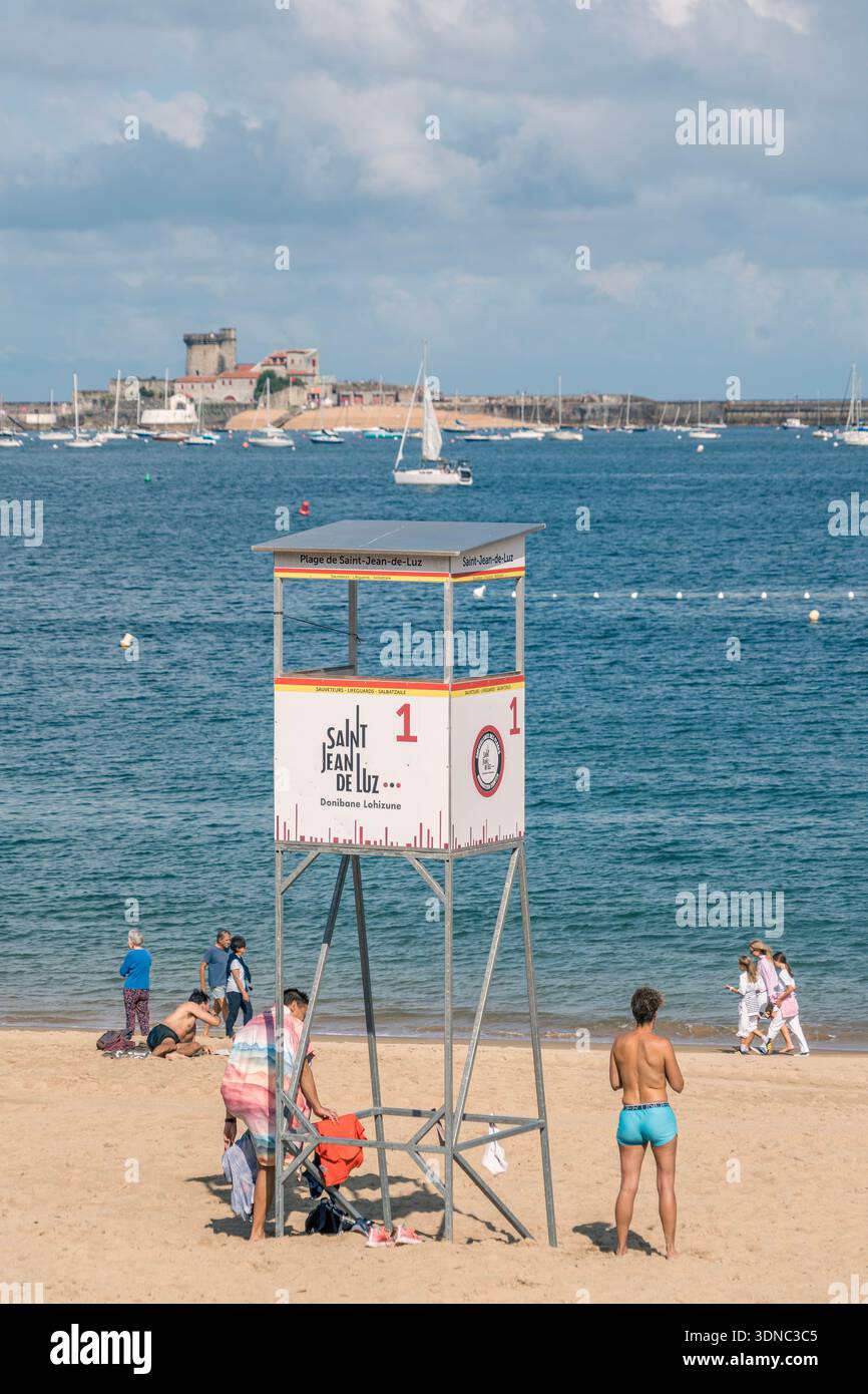 Tour des sauveteurs à la plage de Saint-Jean-de-Luz, Aquitaine, France Banque D'Images