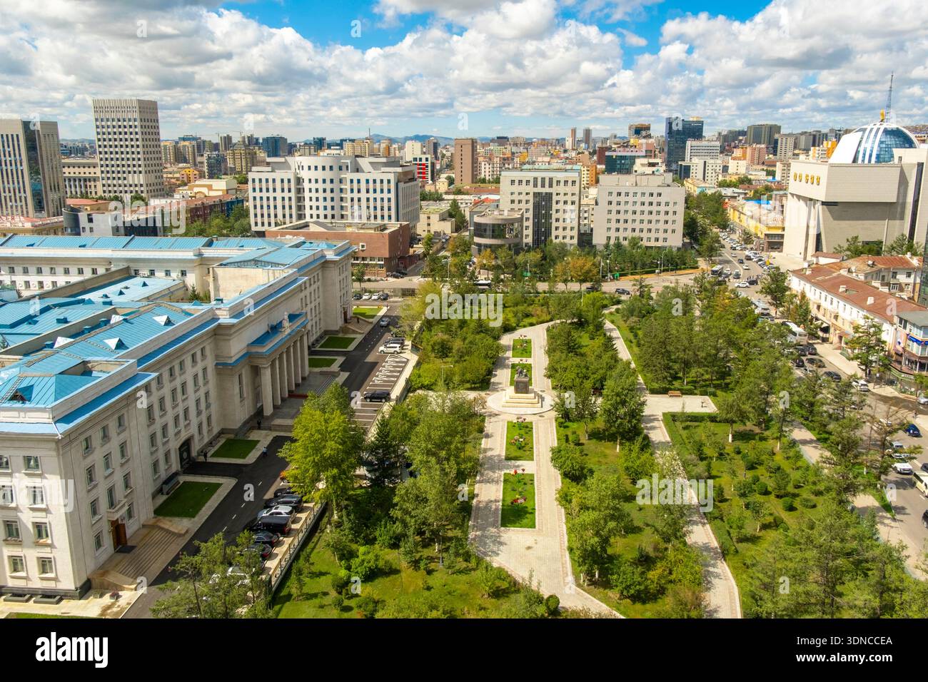 Mongolie, Oulan Bator, vue générale du centre-ville et du Palais du Gouvernement (à gauche) et Musée Gengis Khan (à droite) Banque D'Images