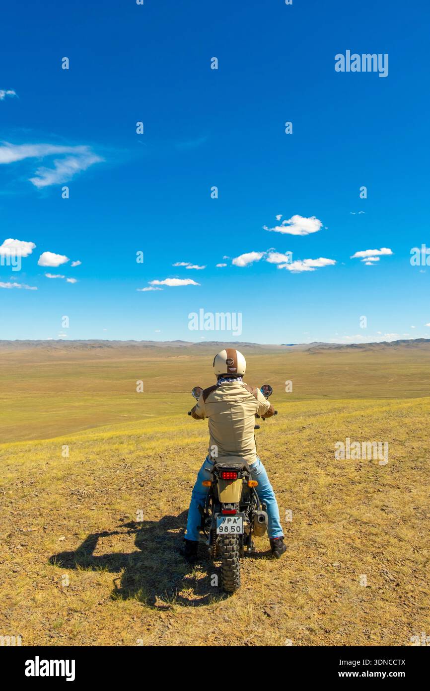 Mongolie, province bulgare, région de Dashinchilen, motocycliste sur une moto Royal Enfield Himalayan 400 Banque D'Images