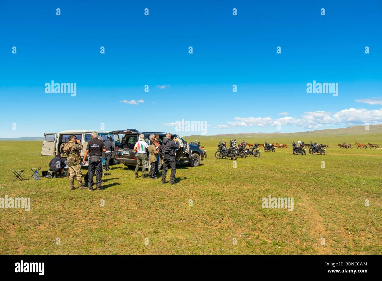 Mongolie, province bulgare, région de Dashinchilen, pause café en groupe sur la moto Royal Enfield Himalayan 400 Banque D'Images
