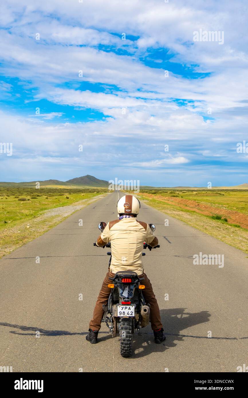 Mongolie, province bulgare, région de Dashinchilen, route Milenium ou route moyenne, motocycliste sur une moto Royal Enfield Himalaya 400 Banque D'Images