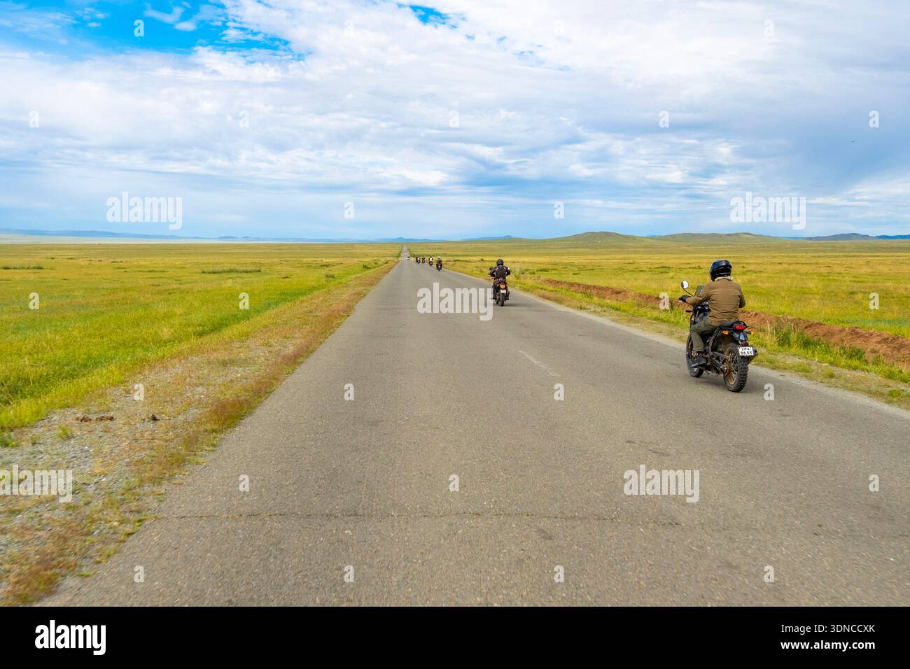 Mongolie, province bulgare, région de Dashinchilen, route Milenium ou route moyenne, motocycliste sur une moto Royal Enfield Himalaya 400 Banque D'Images