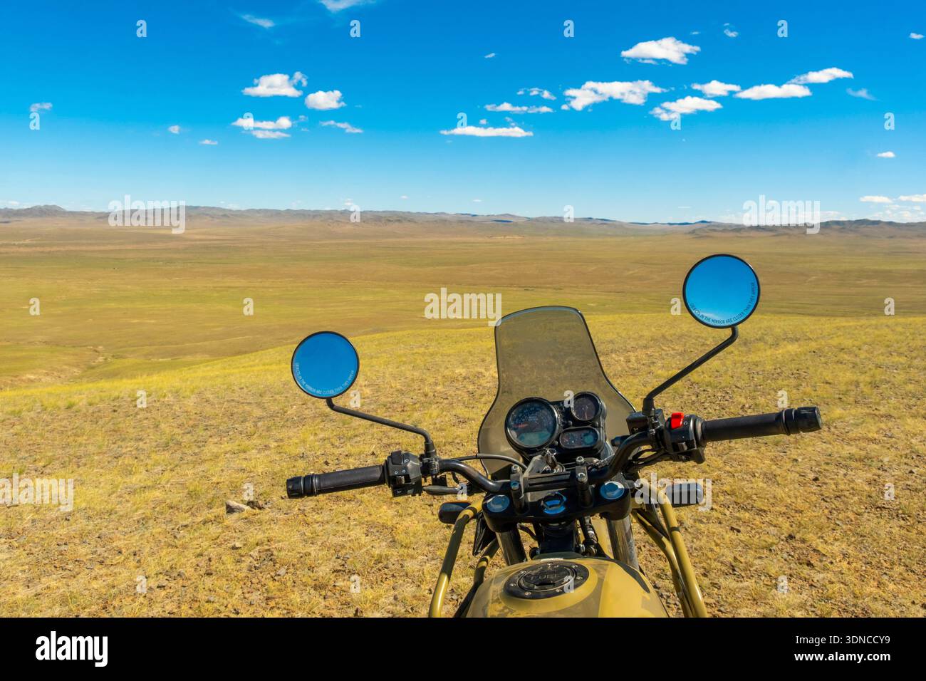 Mongolie, province bulgare, région de Dashinchilen, Royal Enfield Himalayan 400 moto devant la steppe Banque D'Images