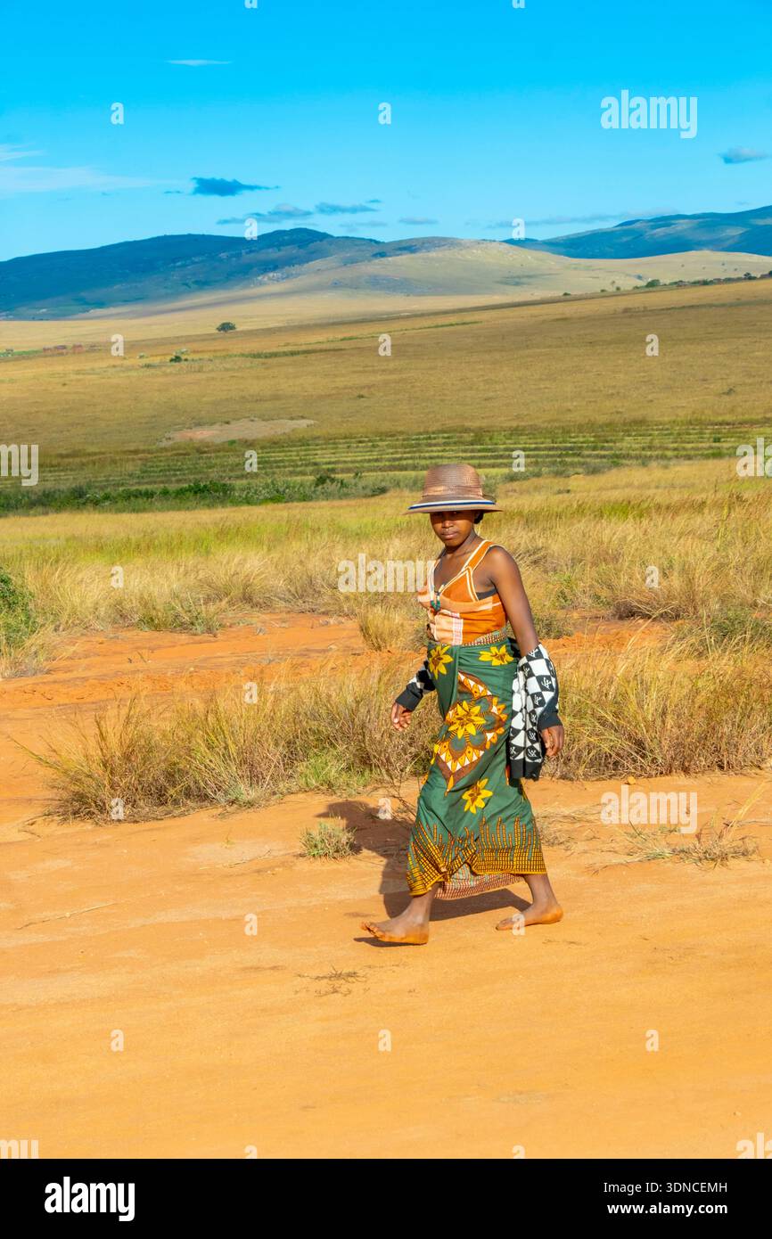 Madagascar, région d'Anosy, Ilanana, route nationale 13 ou RN13 qui est une piste, femme marchant le long de la route Banque D'Images