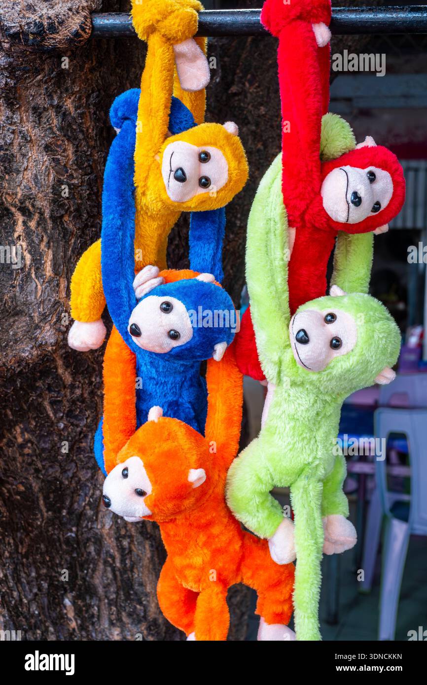 Thaïlande, province de Lopburi, Lopburi, la ville est envahie par les macaques crabiers ou macaques à longue queue (Macaca fascicularis), vente de peluches Banque D'Images
