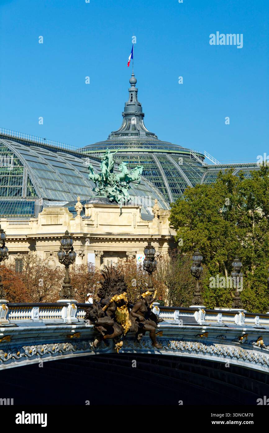France, Paris, zone classée au Patrimoine mondial de l'UNESCO, pont Alexandre III et Grand Palais Banque D'Images