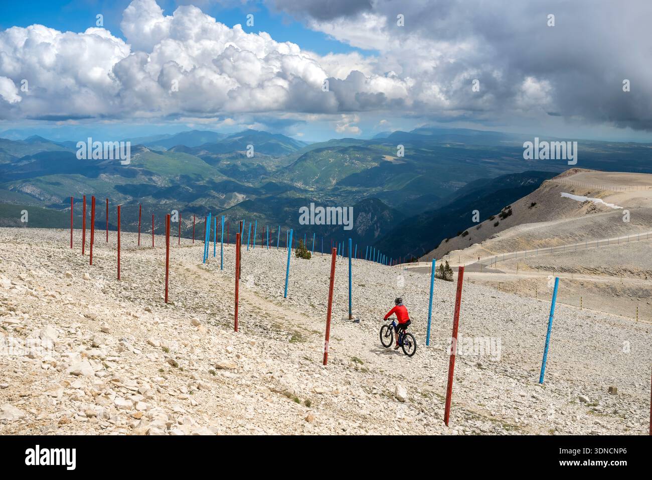 France, Vaucluse, Parc naturel régional du Mont Ventoux, Bedoin, cyclistes au sommet du Mont Ventoux (1910m) Banque D'Images
