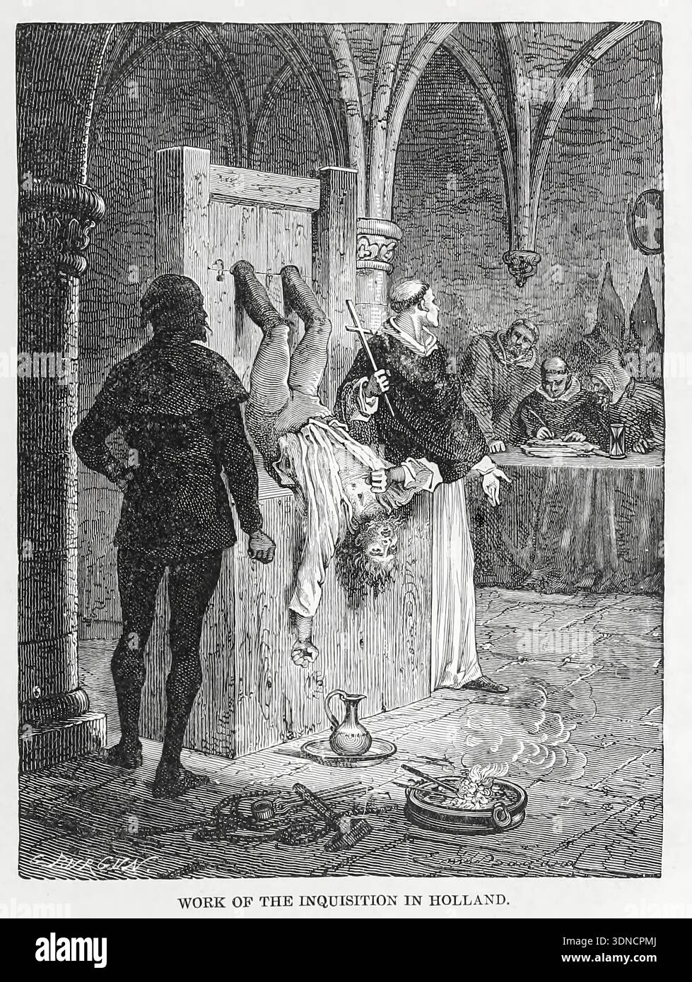 Des moines menant une inquisition avec un homme suspendu à l'envers sur une étagère, subissant torture et interrogatoire dans une salle sombre et voûtée avec des personnalités judiciaires observant du chapitre CIII LA DERNIÈRE MOITIÉ DU SIÈCLE XVI. du LIVRE XVII - Nouveau monde et réforme dans le volume 13, de l'histoire universelle de Ridpath : un compte rendu de l'origine, de la condition primitive et du développement ethnique des grandes races de l'humanité, et des principaux événements dans l'évolution et le progrès de la vie civilisée entre les hommes et les nations, à partir de sources récentes et authentiques avec une enquête préliminaire sur le temps, le lieu et la manière Banque D'Images