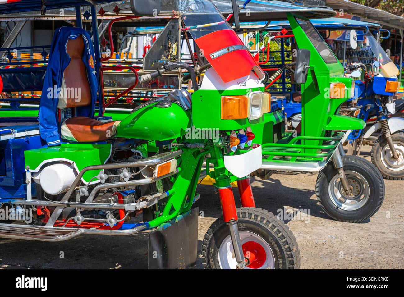 Laos, Savannakhet, le grand marché Savanxay, tuk-tuks en attente de clients Banque D'Images