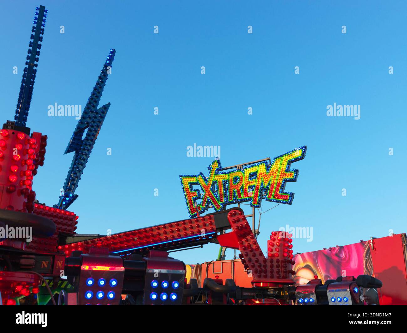 Partie d'une attraction foraine appelée Extreme contre un ciel bleu Banque D'Images