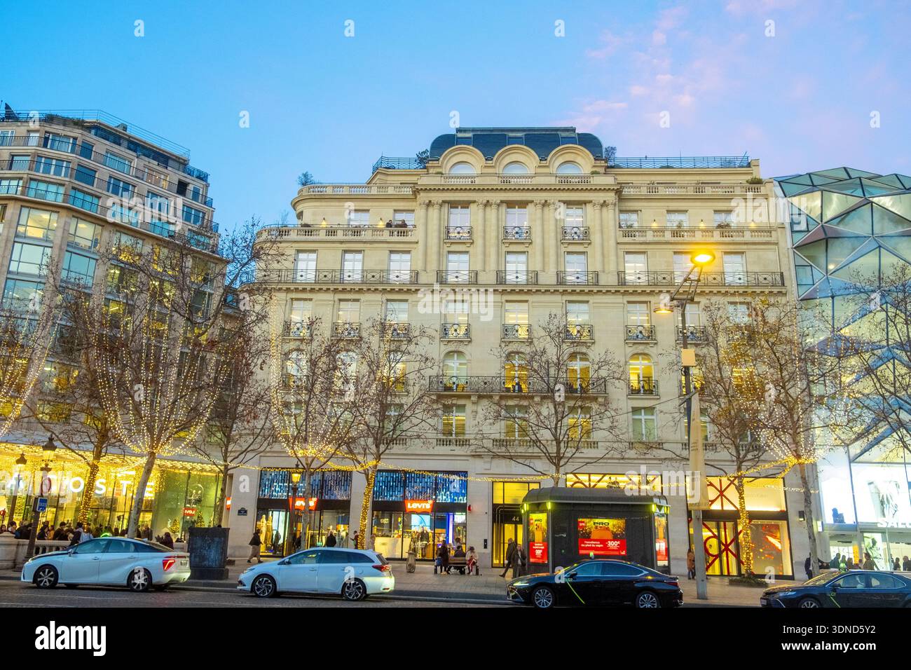France, Paris, Avenue des champs Elysées (N°44) pendant les vacances de Noël Banque D'Images