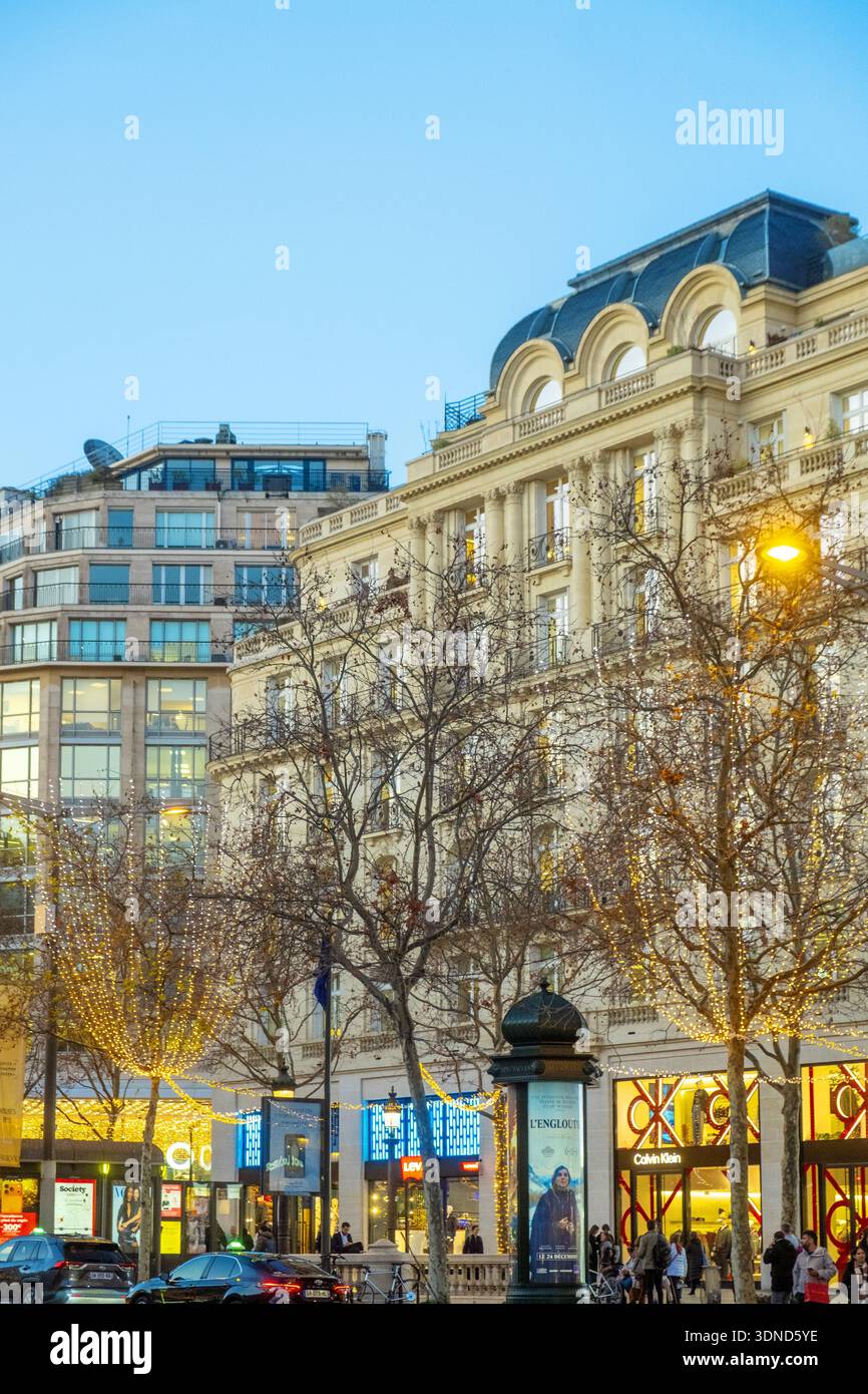 France, Paris, Avenue des champs Elysées (N°44) pendant les vacances de Noël Banque D'Images