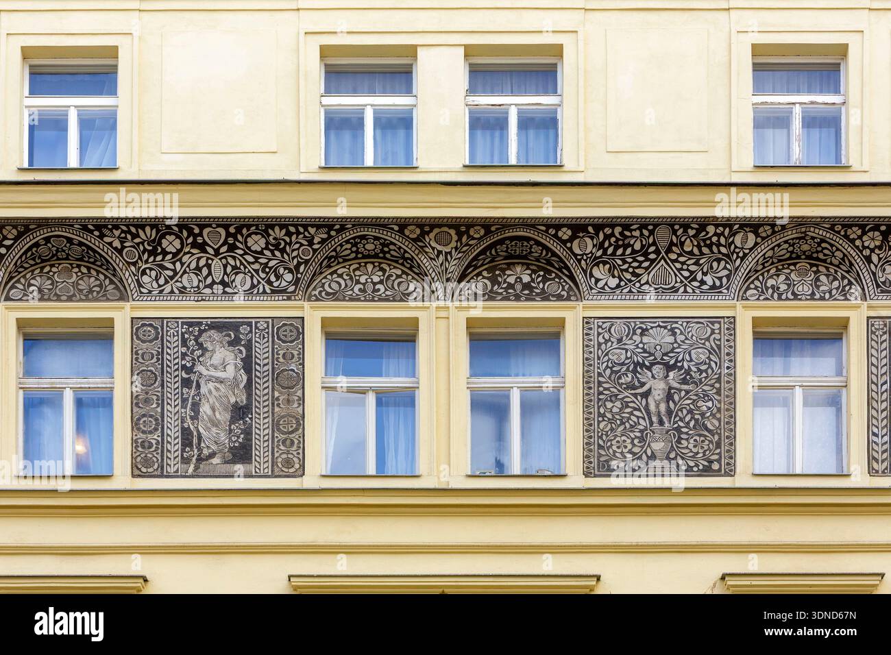 République tchèque, Bohême, Prague, centre historique classé au patrimoine mondial de l'UNESCO, quartier Vinohrady, détail de la façade d'un immeuble de style Art Nouveau orné de sgraffito, situé rue Korunni Banque D'Images