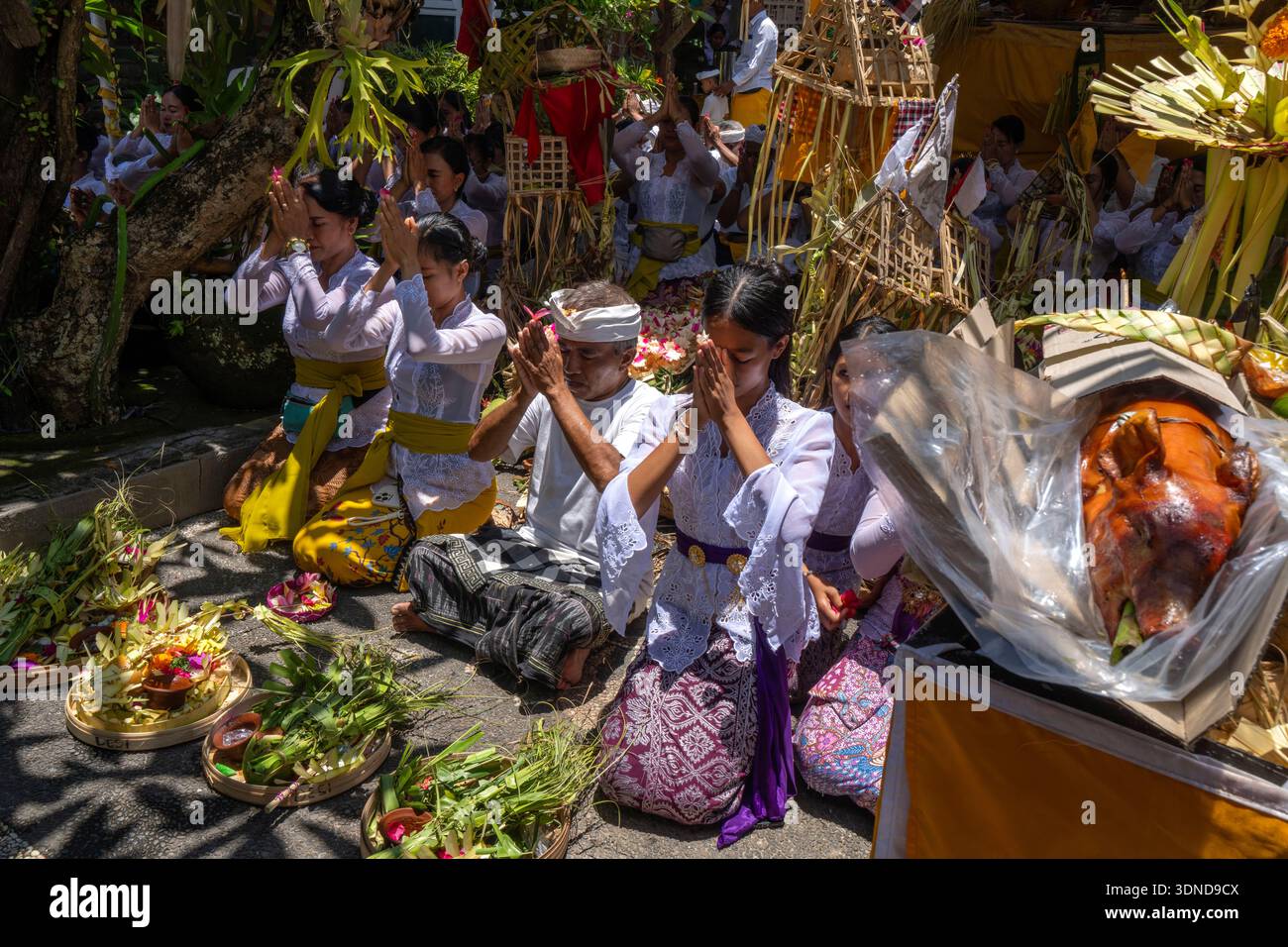 Indonésie, Bali, rassemblement familial religieux Banque D'Images