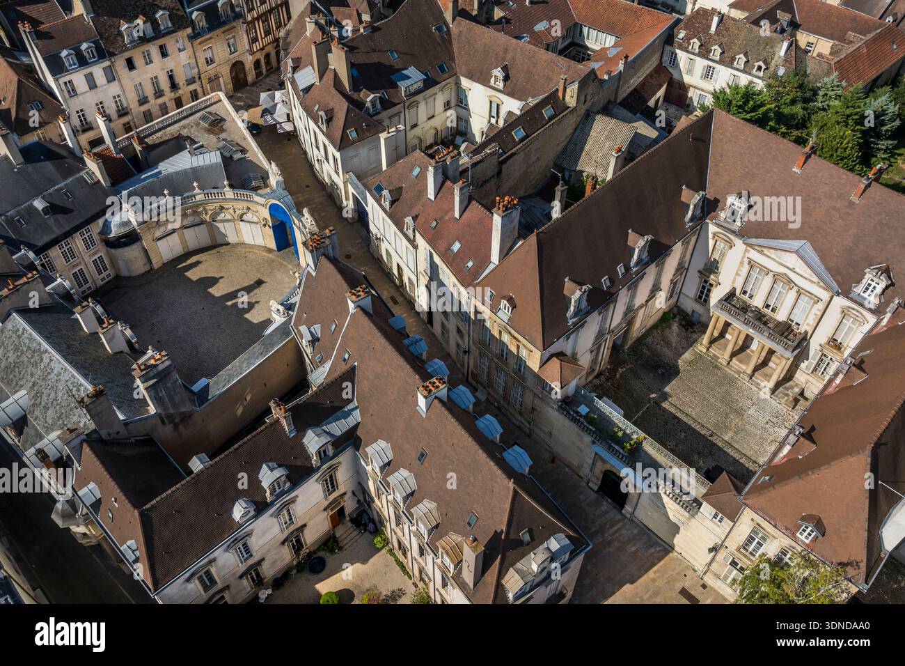France, Côte d'Or, Dijon, zone classée au Patrimoine mondial de l'UNESCO, hôtels particuliers rue Vauban, l'Hôtel Legouz de Gerland construit en 1538 à gauche et l'Hôtel Bouhier de Savigny construit vers 1640 à droite (vue aérienne) Banque D'Images