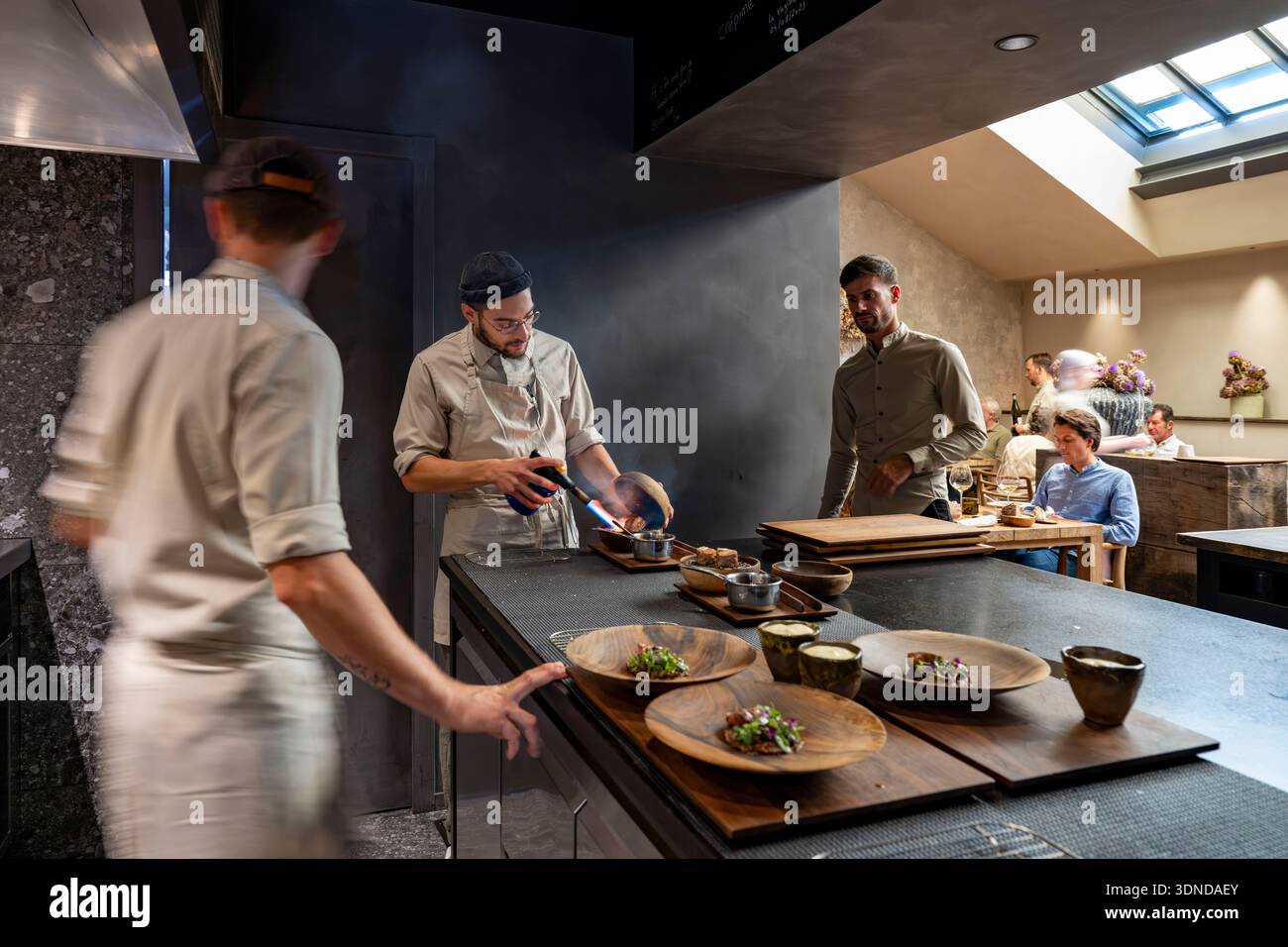 France, Côte d'Or, Dijon, zone classée au patrimoine mondial de l'UNESCO, restaurant Cibo du chef étoilé Angelo Ferrigno, ici dans sa cuisine Banque D'Images