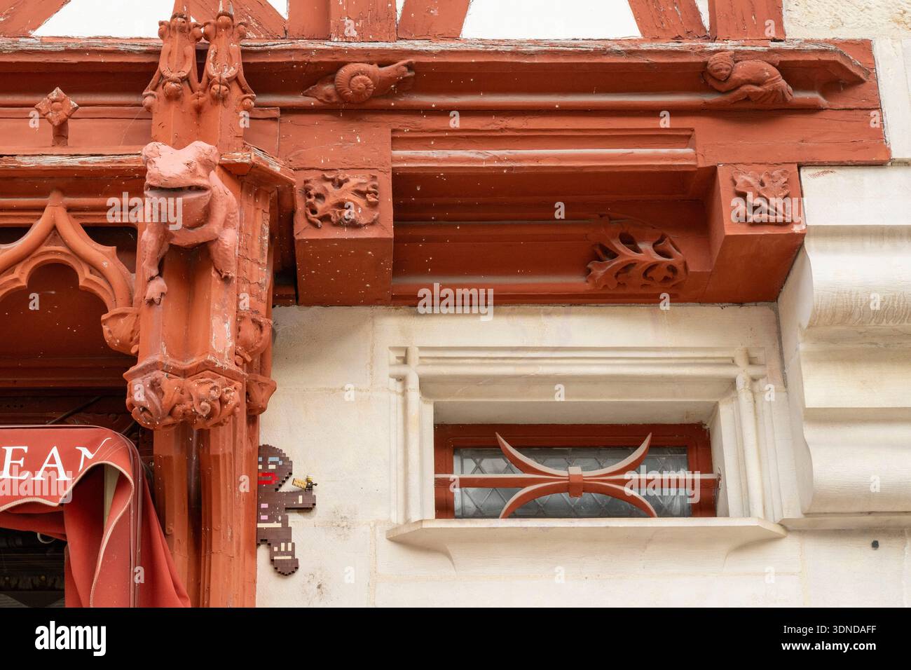 France, Côte d'Or, Dijon, zone classée au Patrimoine mondial de l'UNESCO, le bonhomme en pain d'épice en légo par le Street artiste M'Brick alias Aymeric Gillet sur la boutique pain d'épices Mulot et Petitjean place Bossuet Banque D'Images