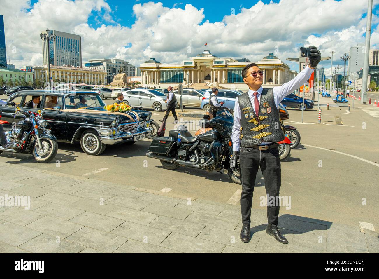 Mongolie, Oulan Bator, place Sukhbaatar, Palais du gouvernement, club de moto et le mariage de l'un des leurs Banque D'Images