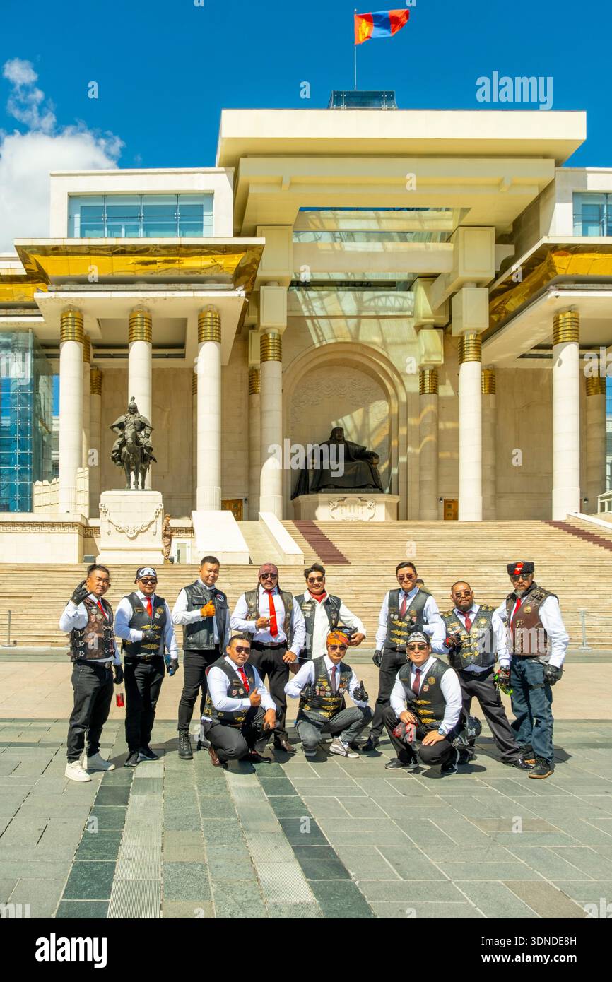 Mongolie, Oulan Bator, place Sukhbaatar, Palais du gouvernement, club de moto ou motards Banque D'Images
