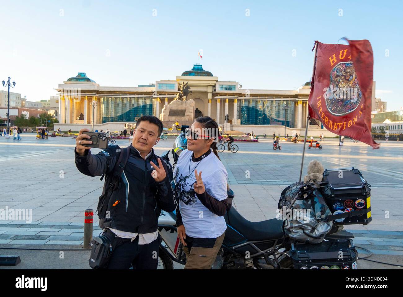 Mongolie, Oulan Bator, place Sukhbaatar, motards prenant un selfie sur la place Sukhbaatar Banque D'Images