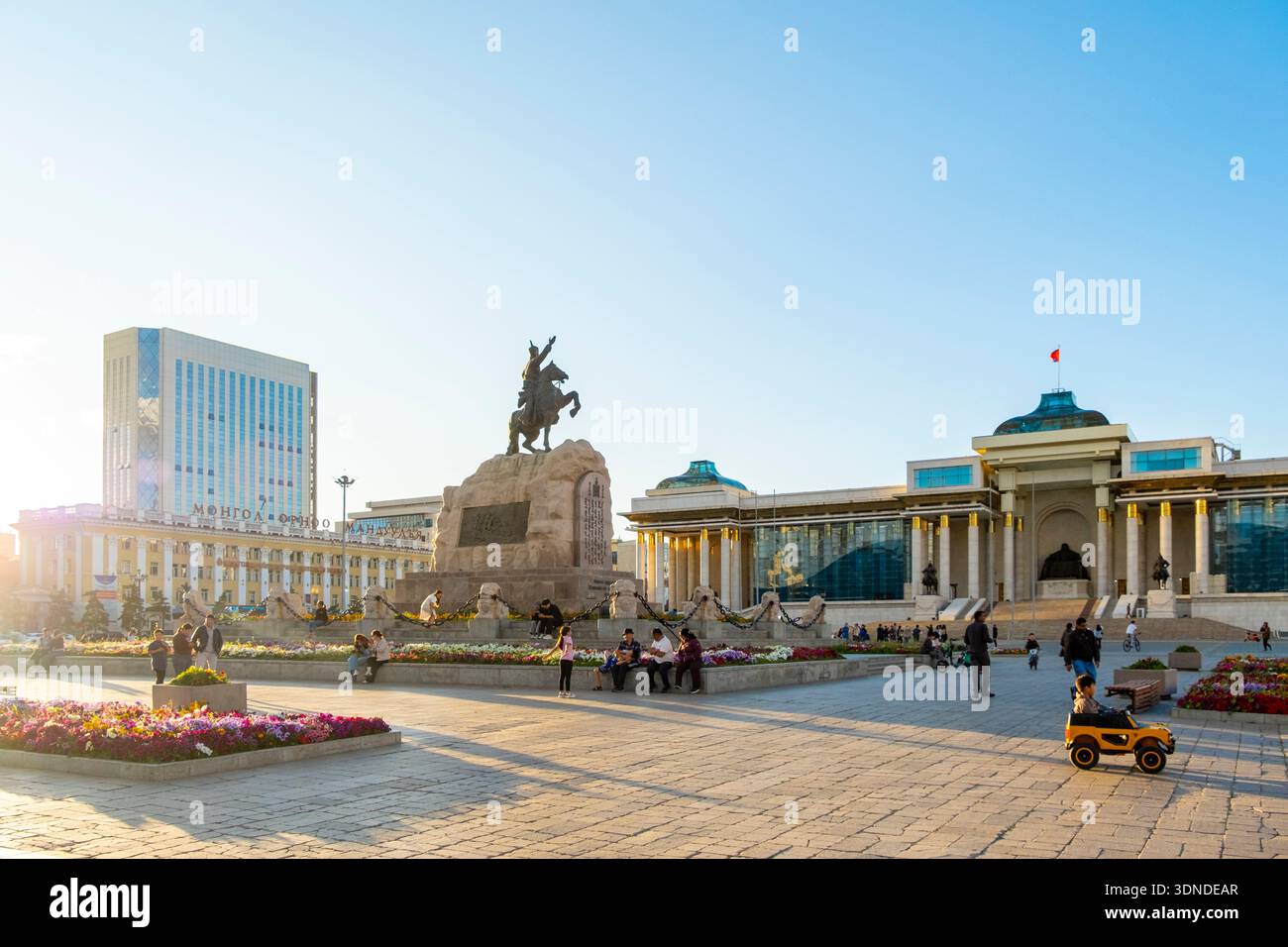 Mongolie, Oulan Bator, place Sukhbaatar, bâtiments et la statue équestre de Damdin Sukhbaatar au coucher du soleil Banque D'Images