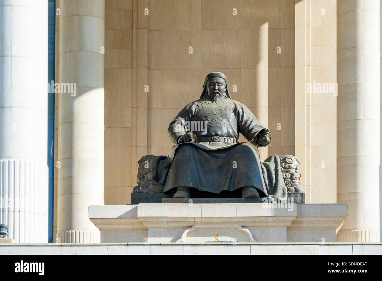 Mongolie, Oulan Bator, place Sukhbaatar, Palais du gouvernement et statue de Gengis Khan Banque D'Images