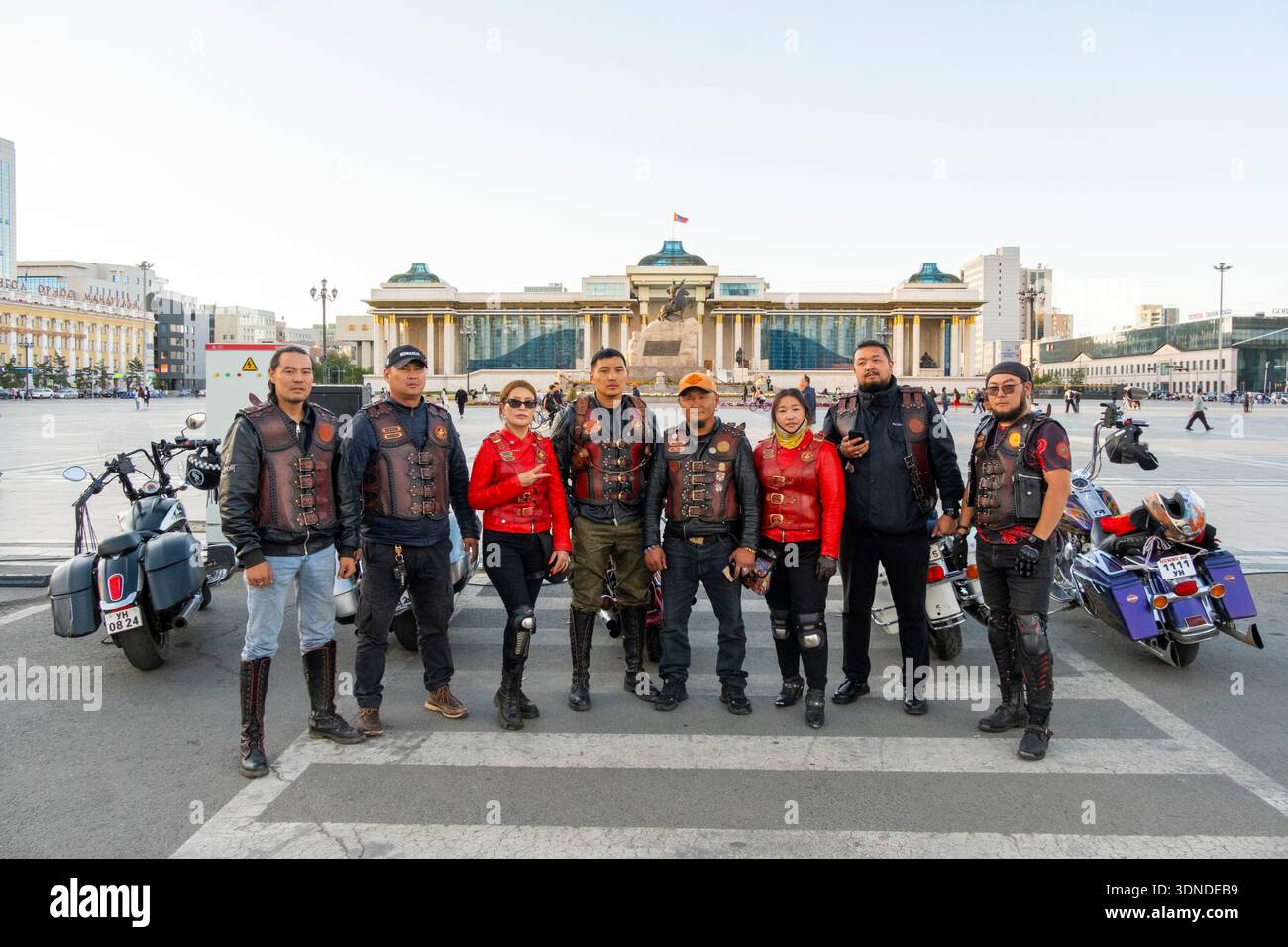 Mongolie, Oulan Bator, place Sukhbaatar, Palais du gouvernement, club de moto ou motards Banque D'Images