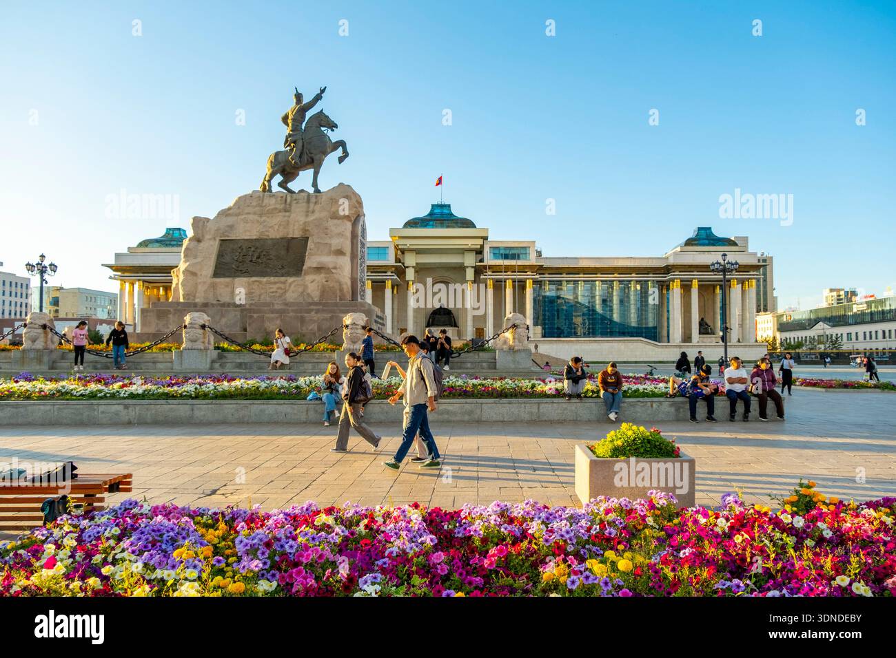 Mongolie, Oulan Bator, place Sukhbaatar, bâtiments et la statue équestre de Damdin Sukhbaatar au coucher du soleil et Palais du Gouverneur Banque D'Images