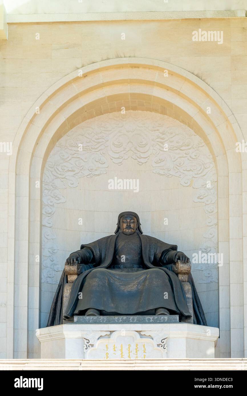 Mongolie, Oulan Bator, place Sukhbaatar, Palais du gouvernement et statue de Gengis Khan Banque D'Images