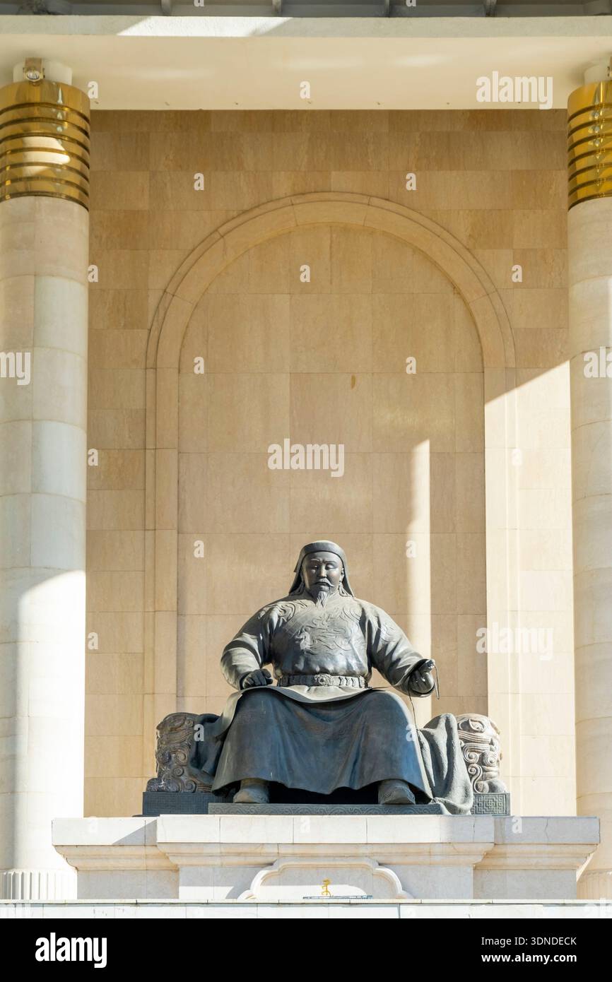 Mongolie, Oulan Bator, place Sukhbaatar, Palais du gouvernement et statue de Gengis Khan Banque D'Images