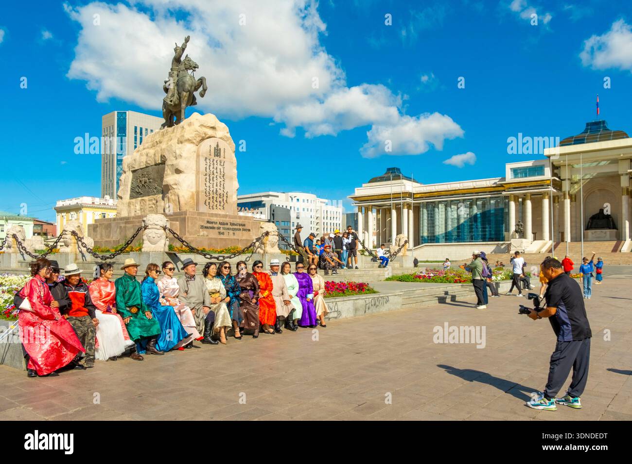Mongolie, Oulan Bator, place Sukhbaatar, photographie de famille devant le palais du gouvernement et la statue équestre de Damdin Sukhbaatar Banque D'Images