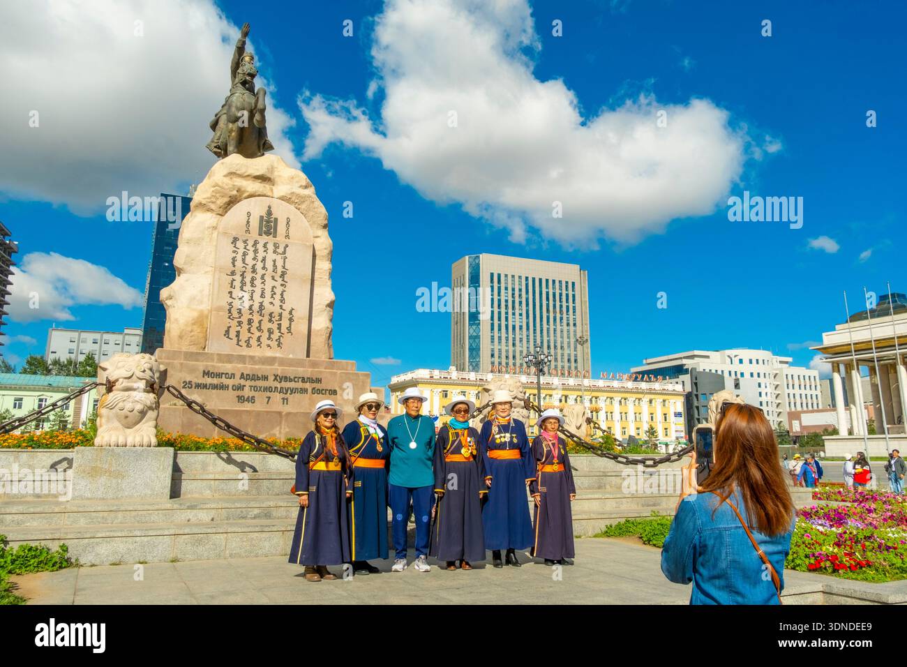 Mongolie, Oulan Bator, place Sukhbaatar, photographie de famille devant le palais du gouvernement et la statue équestre de Damdin Sukhbaatar Banque D'Images
