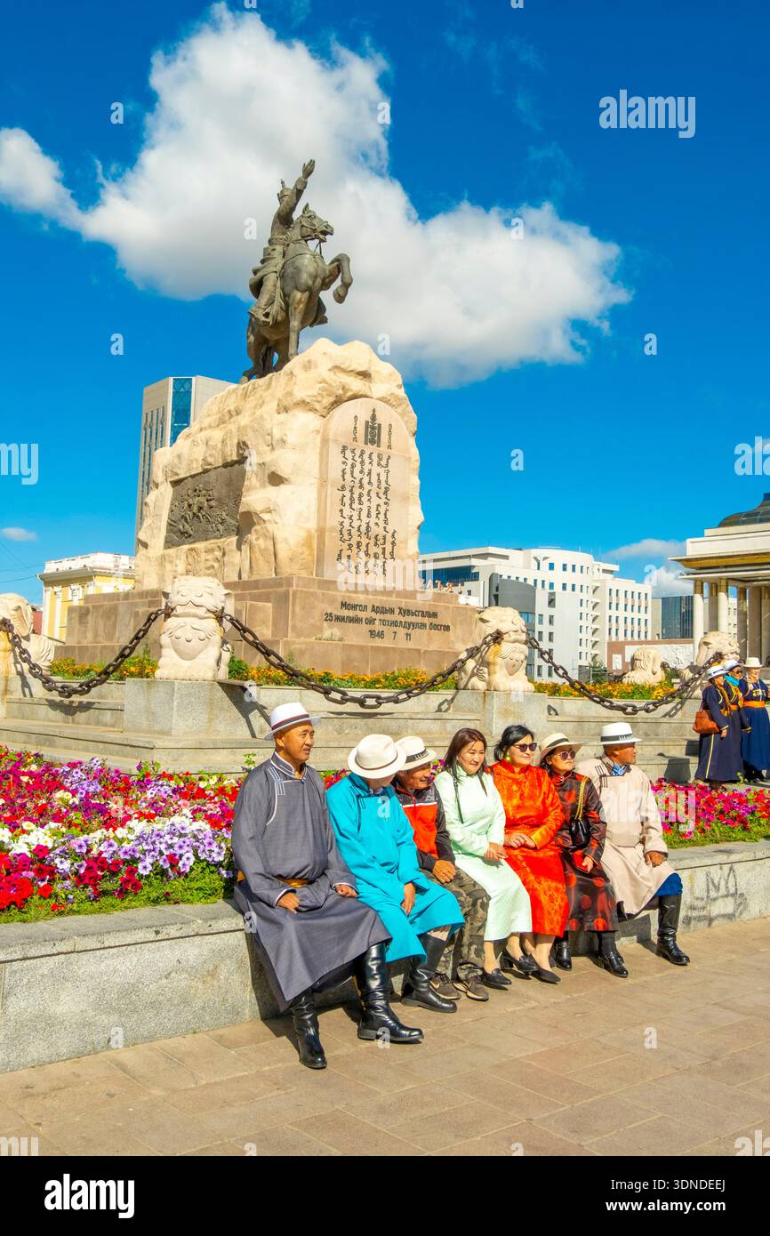 Mongolie, Oulan Bator, place Sukhbaatar, photographie de famille devant le palais du gouvernement et la statue équestre de Damdin Sukhbaatar Banque D'Images