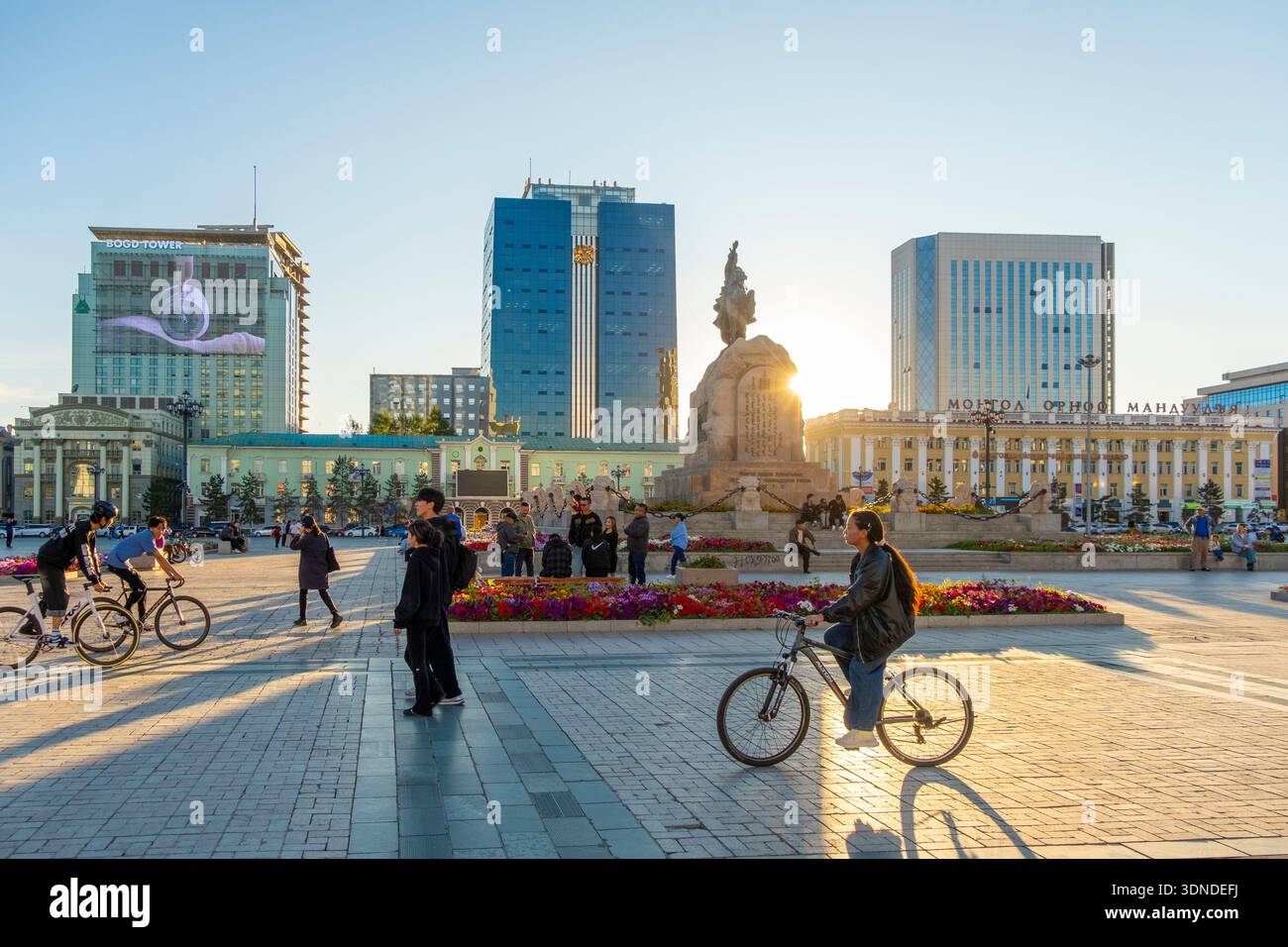 Mongolie, Oulan Bator, place Sukhbaatar, la statue équestre de Damdin Sukhbaatar au coucher du soleil Banque D'Images
