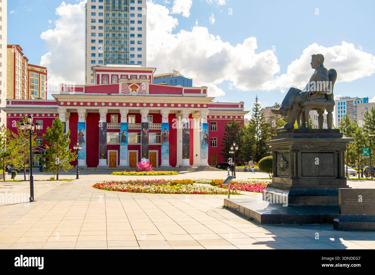 Mongolie, Oulan Bator, Académie nationale d'art dramatique et statue de Tsendebal Banque D'Images