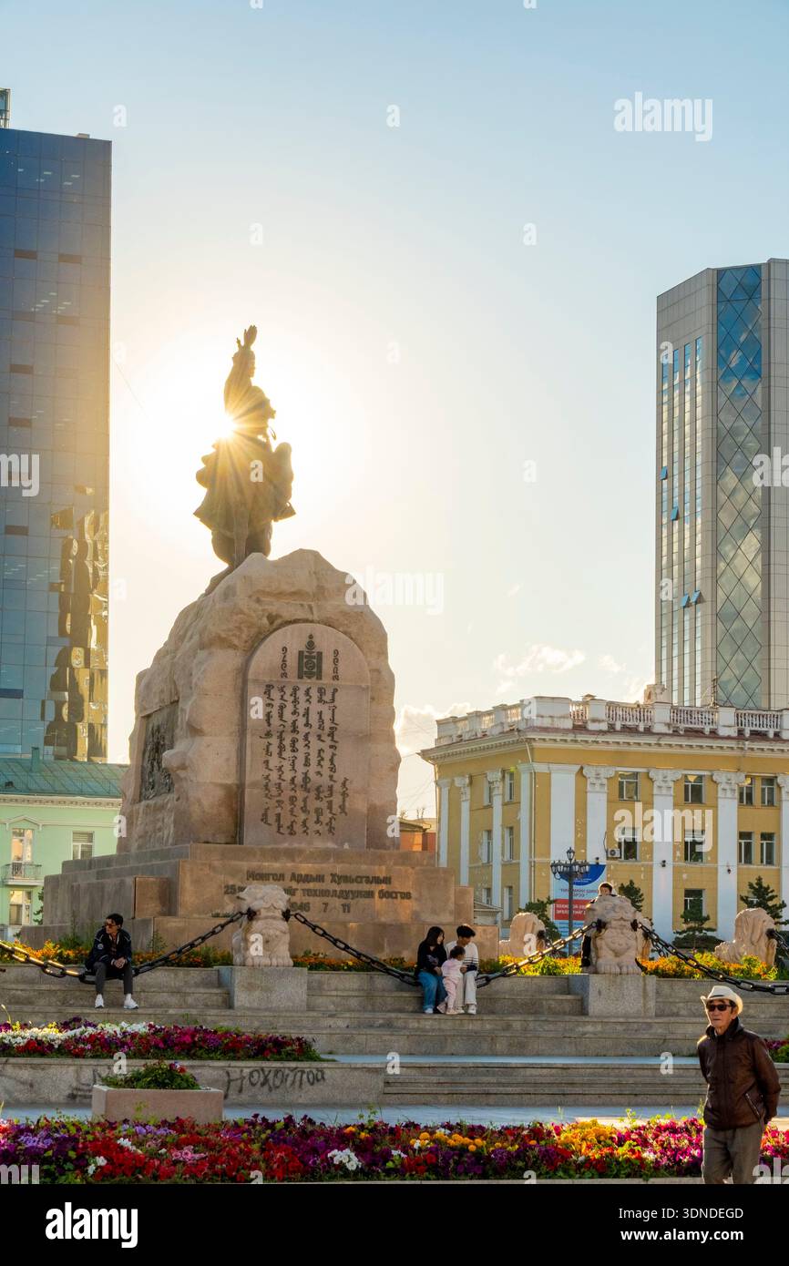 Mongolie, Oulan Bator, place Sukhbaatar, la statue équestre de Damdin Sukhbaatar au coucher du soleil Banque D'Images