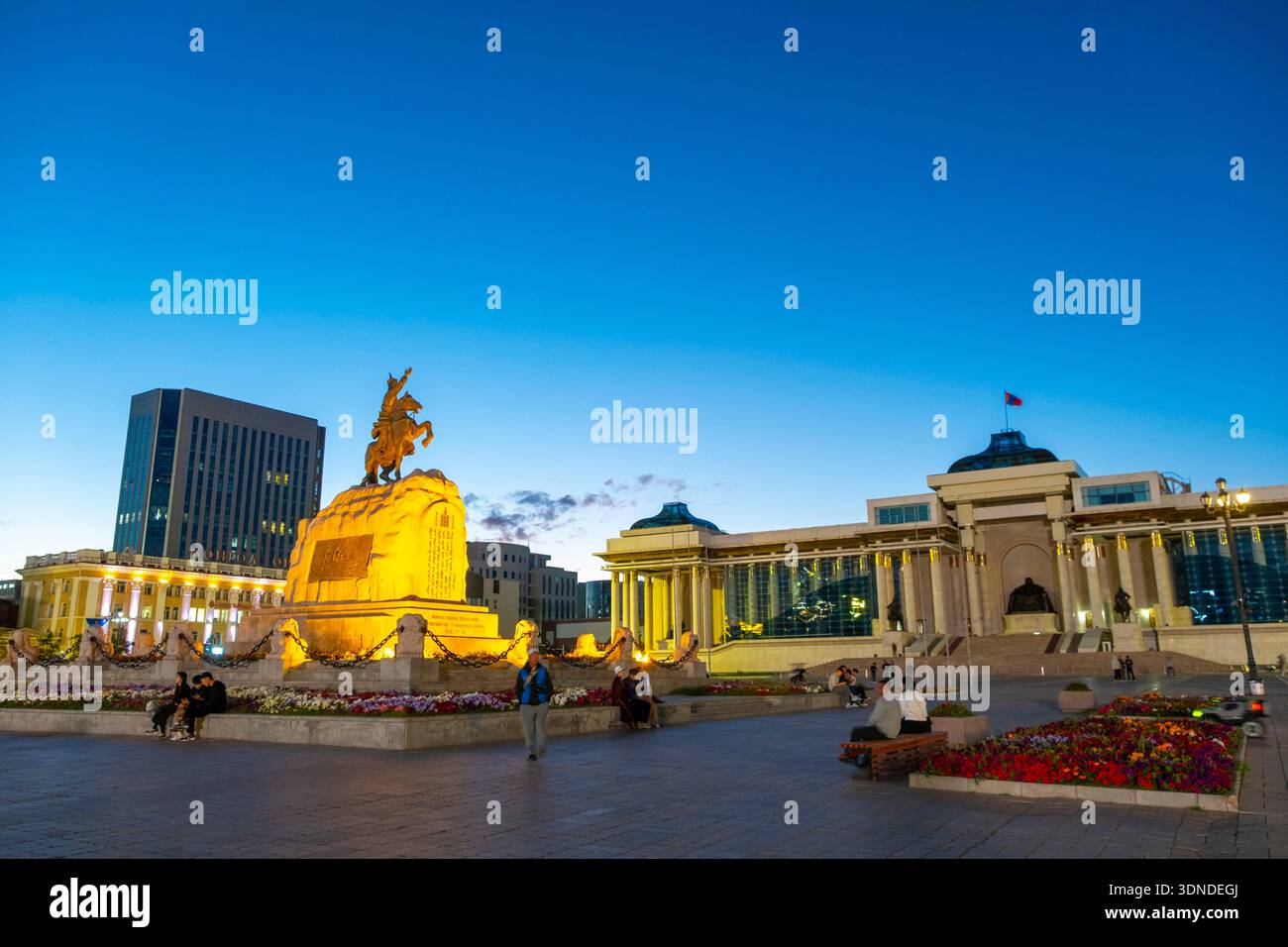 Mongolie, Oulan Bator, place Sukhbaatar, Palais du gouvernement et la statue équestre de Damdin Sukhbaatar Banque D'Images