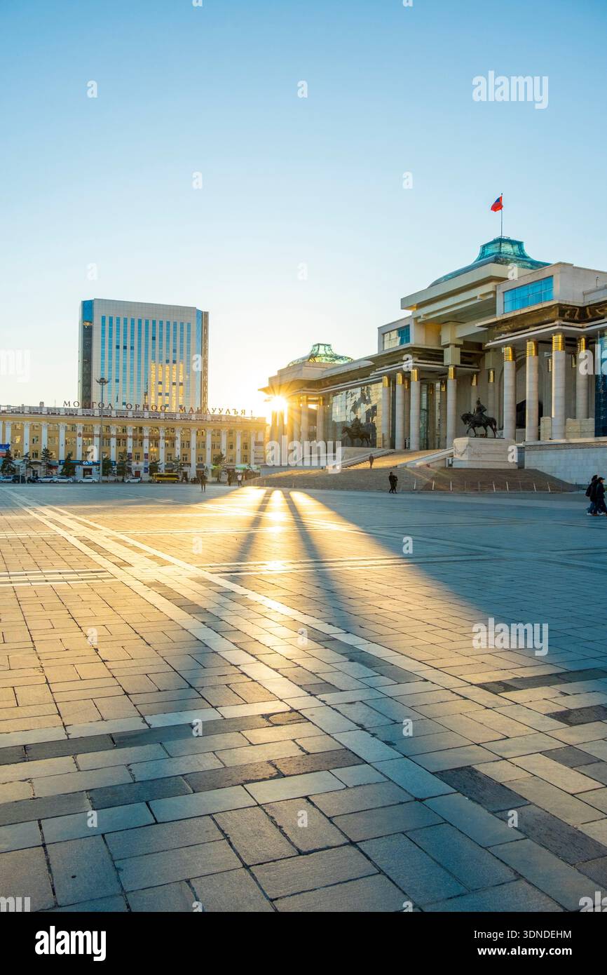 Mongolie, Oulan Bator, place Sukhbaatar, Palais du gouvernement au coucher du soleil Banque D'Images