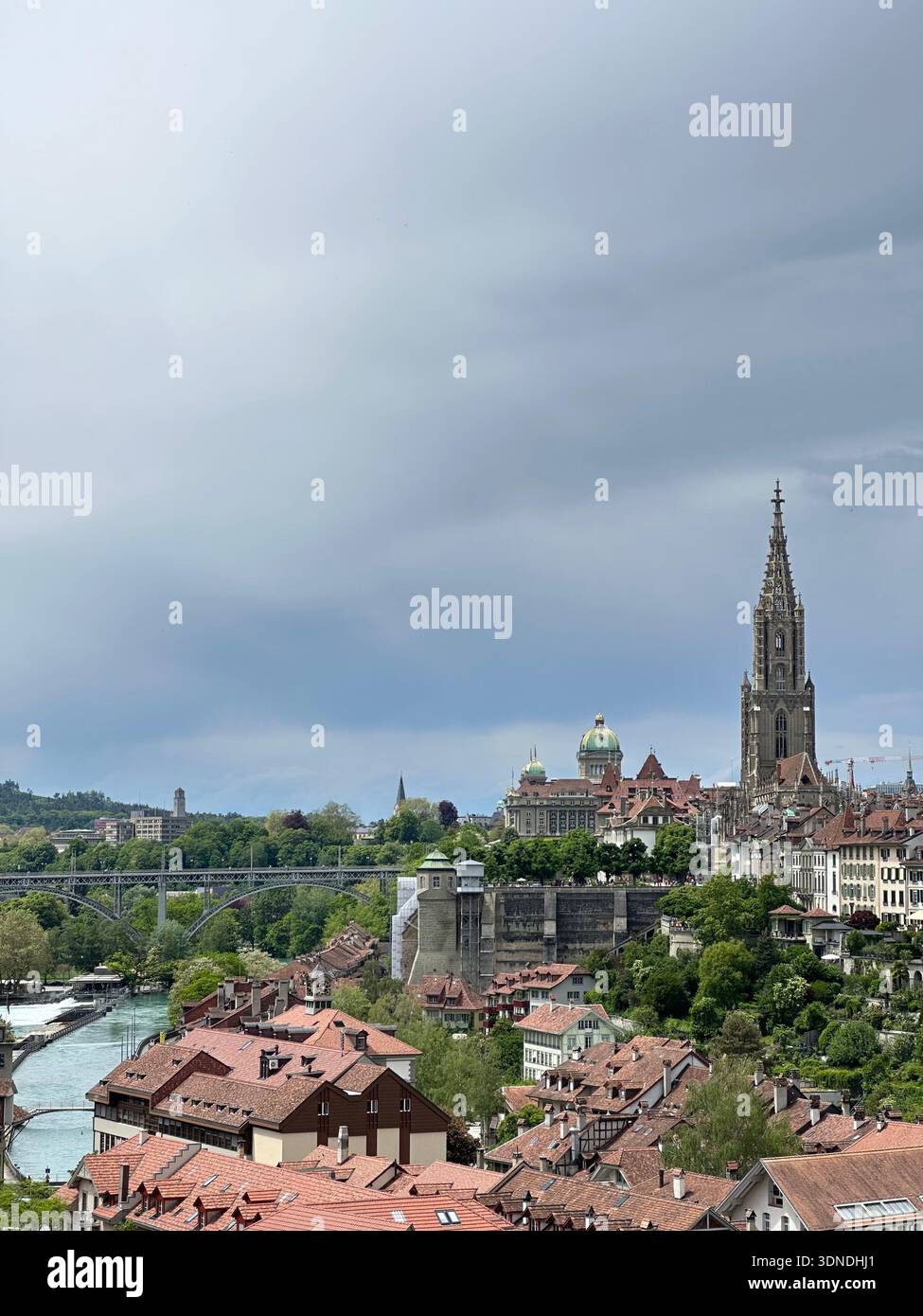 Vue panoramique de la ville de Berne avec le pont Kirchenfeld et la cathédrale Minster, Suisse, mai 2024 Banque D'Images
