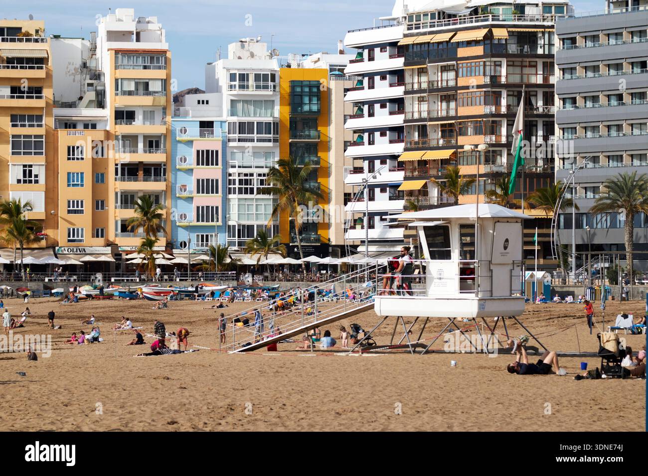 la isleta appartements et bâtiments en bord de mer avec station de sauveteur sur playa de las canteras las palmas de gran canaria, îles canaries, espagne Banque D'Images