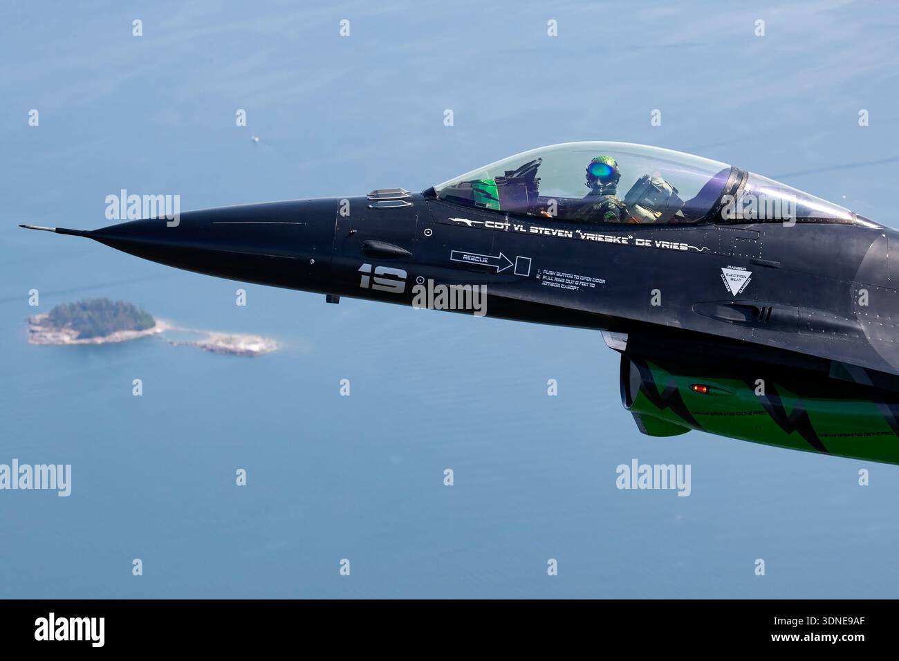 Lors d'un vol air-air au salon aéronautique de Turku en Finlande en 2023, un F‑16AM Fighting Falcon de l'armée de l'air belge immatriculé FA‑87 série 6H‑87 et nommé Dream Viper avec une livrée spéciale et un dessin de queue, est capturé en vue rapprochée du pilote lors d'une exposition acrobatique en solo. Le F‑16AM est un chasseur multirôle supersonique monomoteur avec un turboréacteur Pratt & Whitney F100‑PW‑220 à postcombustion, des systèmes avioniques et radar avancés et un canon Vulcan M61A1 de 20 mm pour des performances de vol de démonstration tactique. Banque D'Images