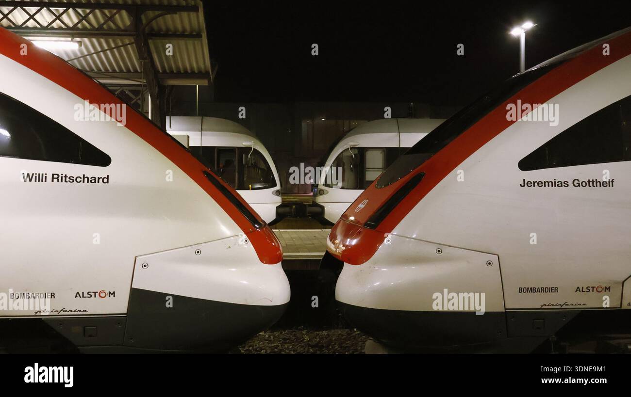 SBB RABDE 500 017 et 500 021 avec Thurbo Rabe 526 à l'aube Banque D'Images